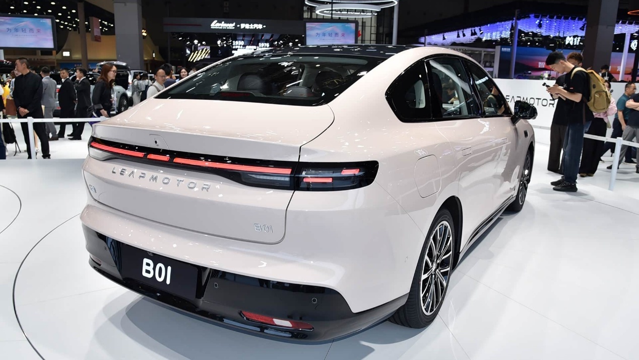 零跑B01和小鹏MONA M03、秦L EV，选谁好？