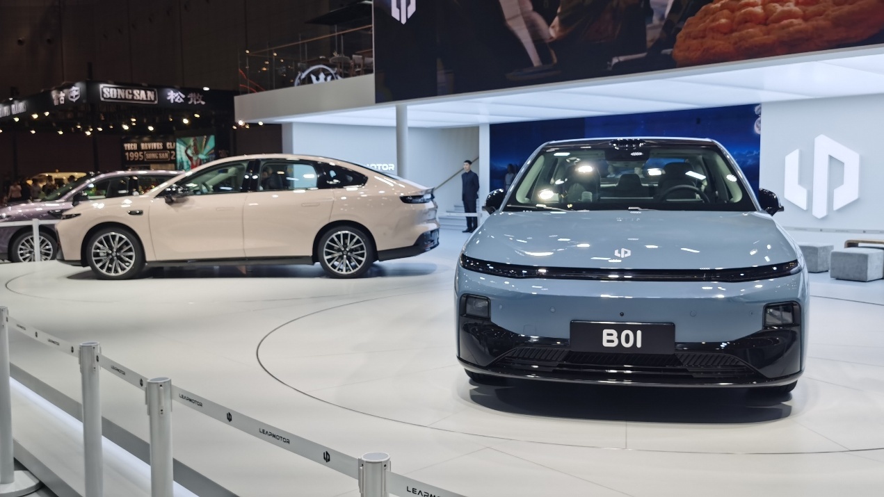零跑B01和小鹏MONA M03、秦L EV，选谁好？