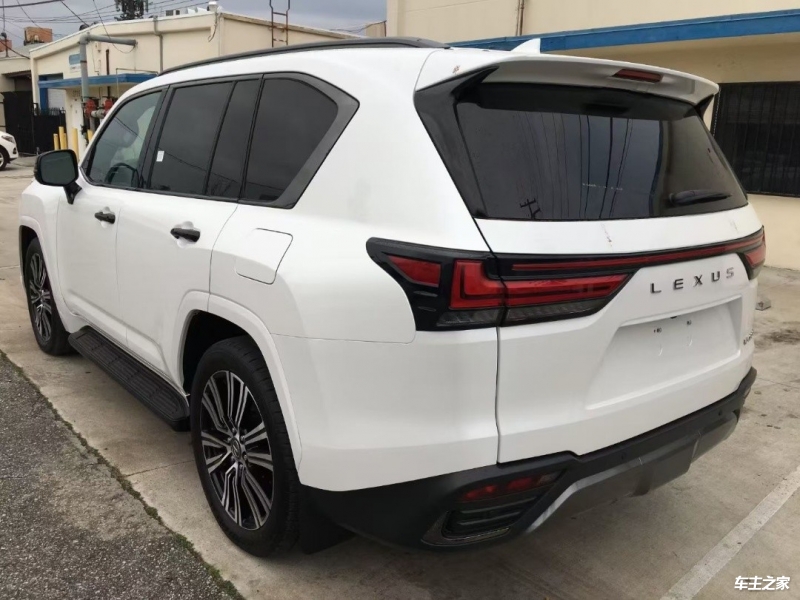 2024款雷克萨斯LX570 现车特价168万甩卖