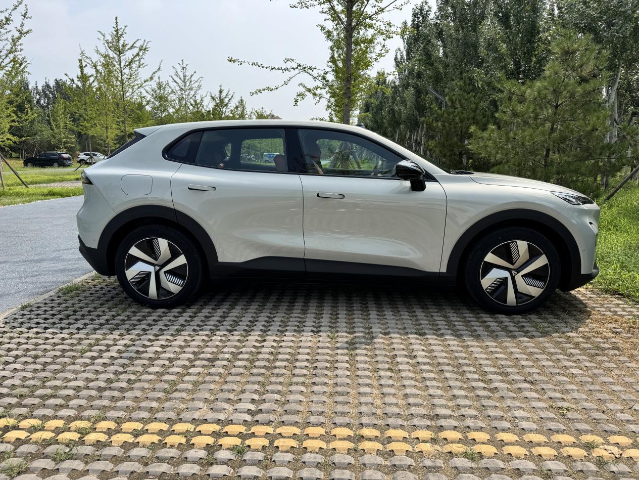 10-15万纯电SUV出新品，深蓝S05和银河E5谁更值