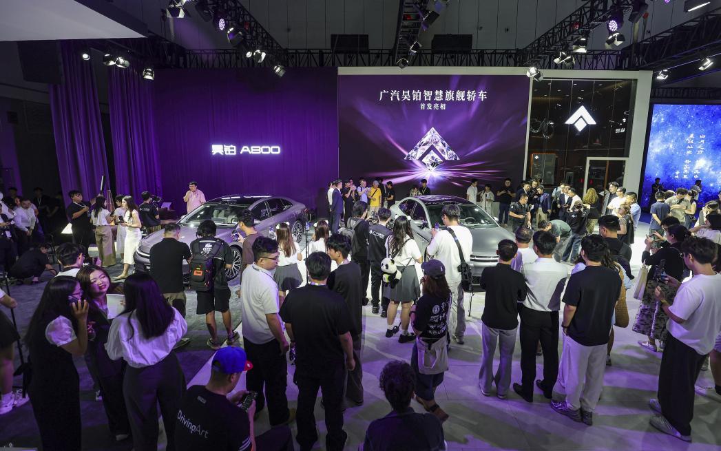广汽昊铂首款智慧旗舰轿车A800亮相成都车展