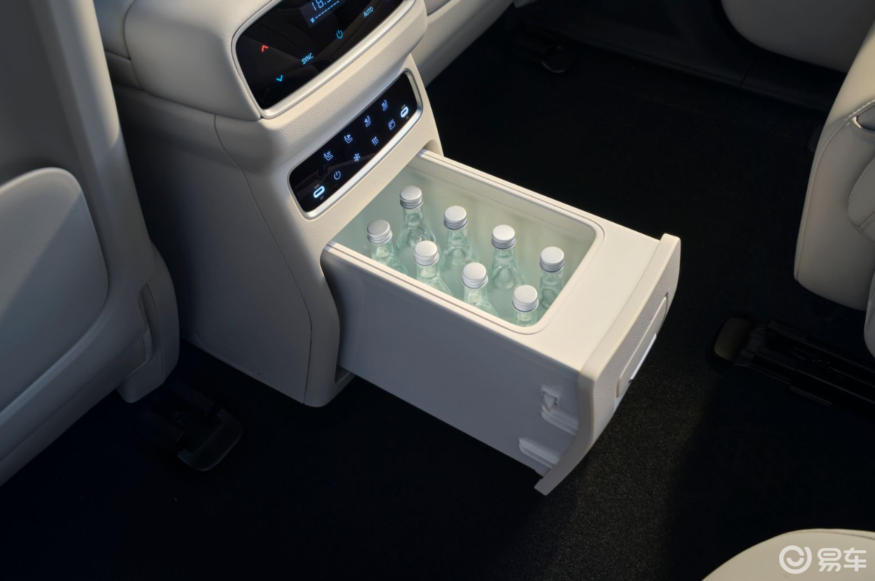 17.36万起!新款eπ008升级3C快充,配零重力座椅