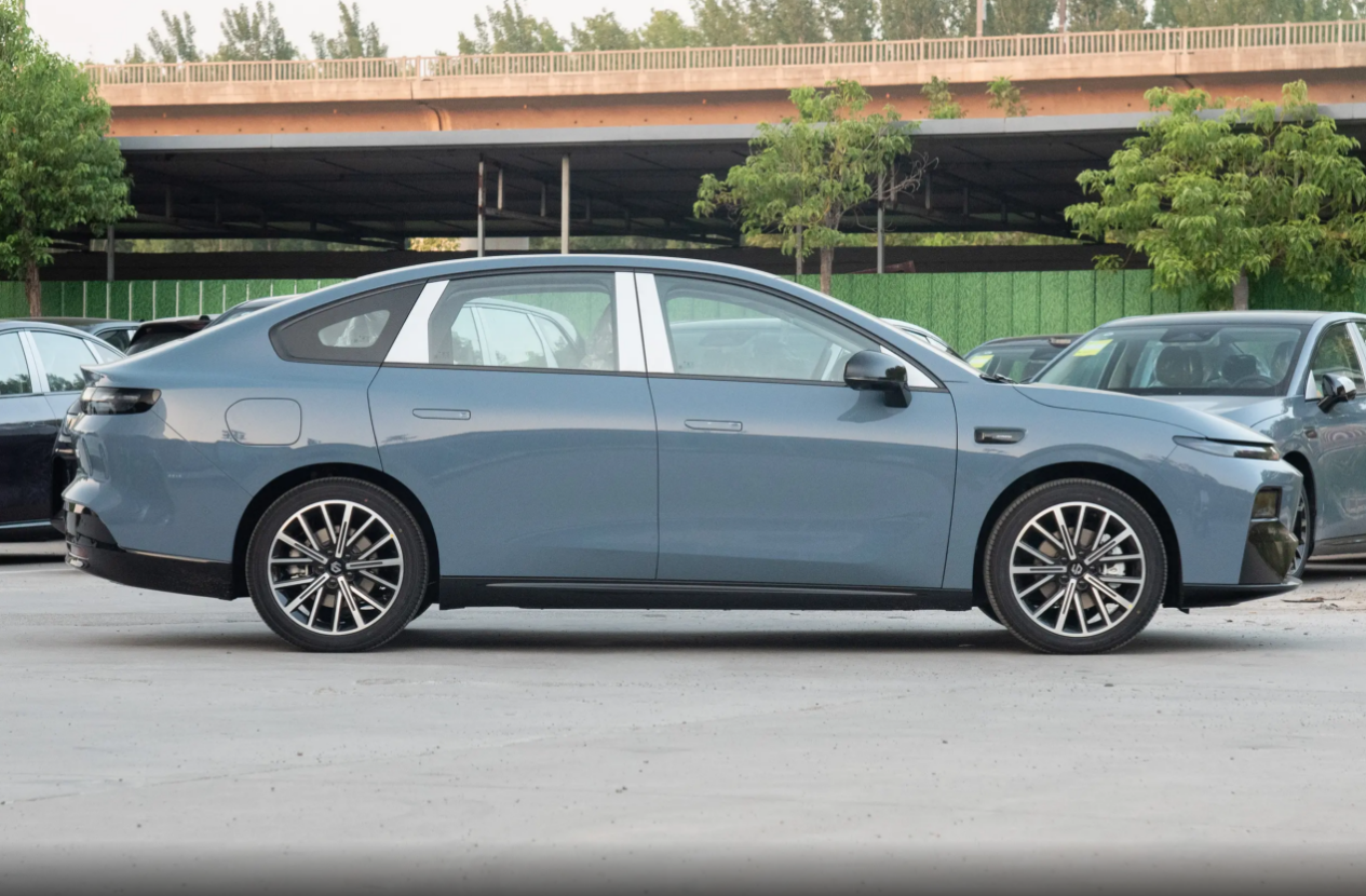 哪款车能更好解决夏季用车痛点?零跑B01还是秦L EV