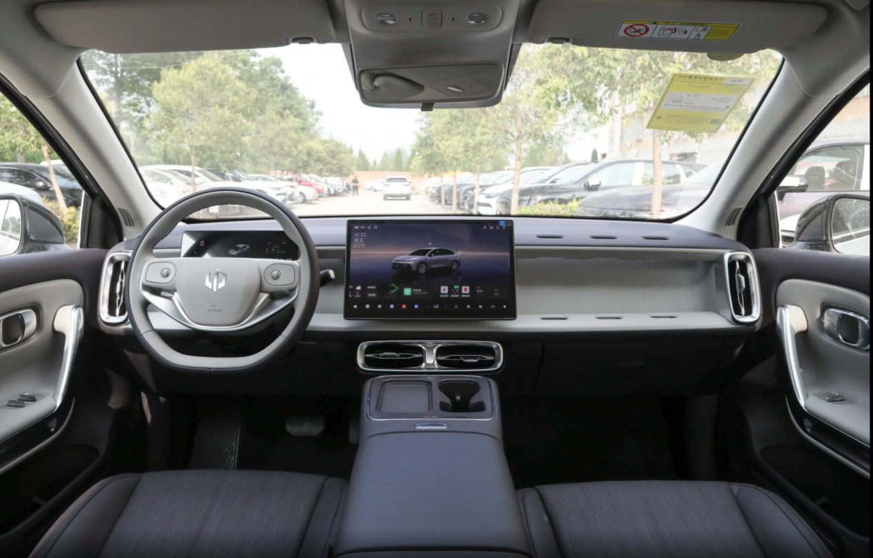 哪款车能更好解决夏季用车痛点?零跑B01还是秦L EV