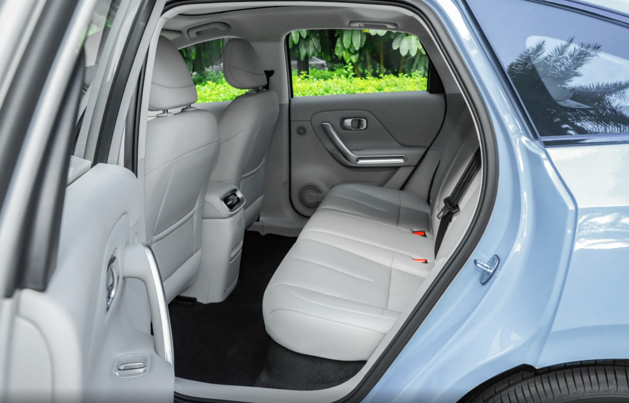 哪款车能更好解决夏季用车痛点?零跑B01还是秦L EV