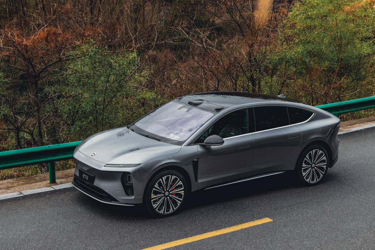 保时捷车主喜欢蔚来ET9的设计和底层技术和高级的驾驶!